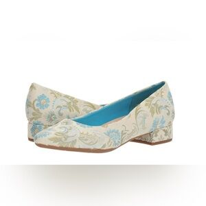 NIB NWT Easy Spirit beautiful brocade ivory and blue low heeled pumps